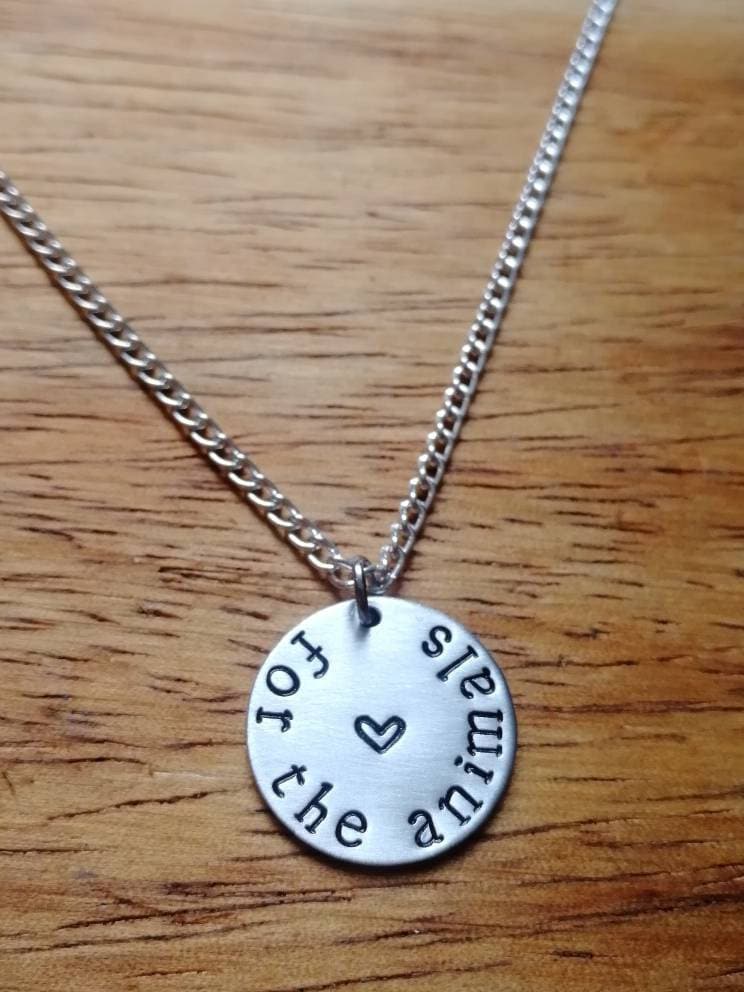 Für Die Tiere ~ Hand Gestempelt Kreisförmige Runde Anhänger Halskette Vegan, Tierrechte, Befreiung, Aktivist Schmuck Geschenk Für Die Tiere ~ Hand Gestempelt Kreisförmige Runde Anhänger Halskette Vegan, Tierrechte, Befreiung, Aktivist Schmuck Geschenk von YuniqueMetal