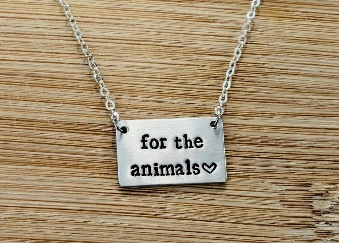 Für Die Tiere ~ Handgestempelte Rechteck Bar Anhänger Halskette Vegan, Aktivistin, Tierrechte, Befreiung Silber Schmuck Geschenk Für Die Tiere ~ Handgestempelte Rechteck Bar Anhänger Halskette Vegan, Aktivistin, Tierrechte, Befreiung Silber Schmuck Geschenk von YuniqueMetal