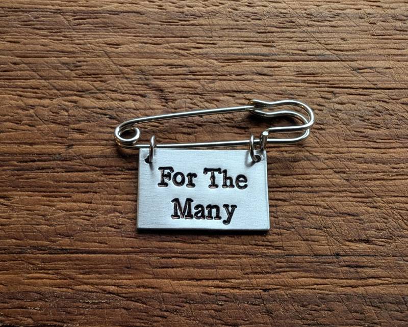 Für Die Vielen, Nicht Wenigen ~ Kilt Pin Sicherheitsnadel Brosche Abzeichen Corbyn, Politisch, Anti Tory, Boris Hand Gestempelt Schmuck Accessoire Für Die Vielen, Nicht Wenigen ~ Kilt Pin Sicherheitsnadel Brosche Abzeichen Corbyn, Politisch, Anti Tory, Boris Hand Gestempelt Schmuck Accessoire von YuniqueMetal