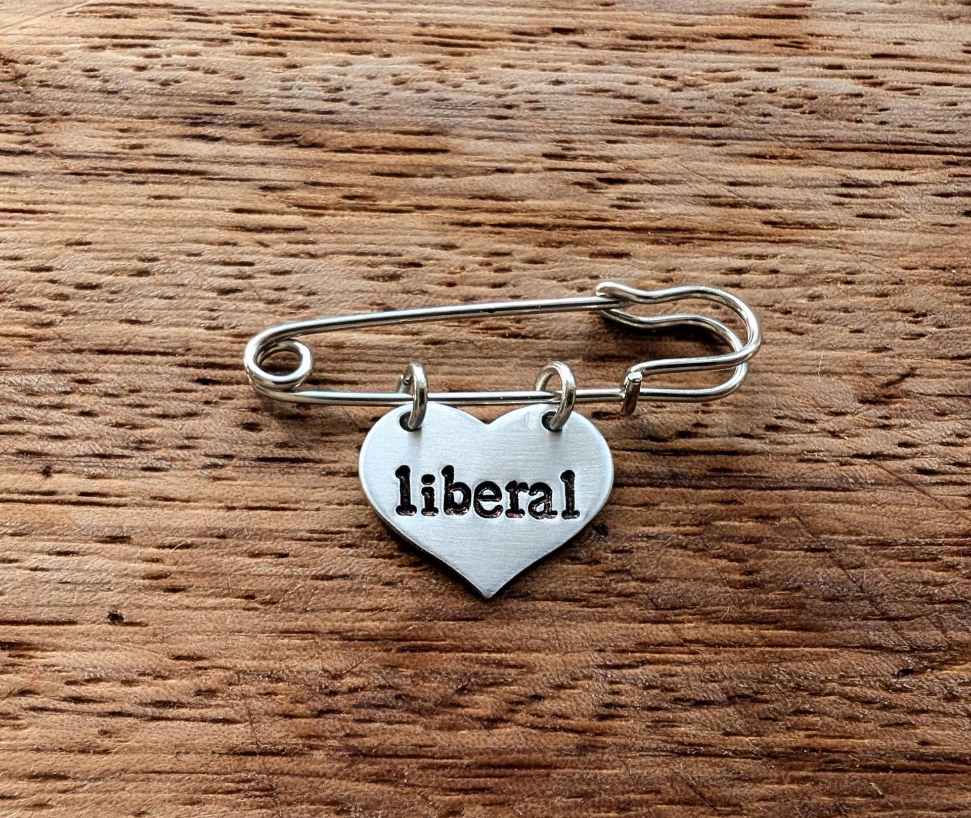 Herzförmig ~ Kilt Pin Brosche Abzeichen Politisch, Freiheit, Gleichheit, Freiheit Handmade Hand Gestempelt Schmuck Accessoire Geschenk Herzförmig ~ Kilt Pin Brosche Abzeichen Politisch, Freiheit, Gleichheit, Freiheit Handmade Hand Gestempelt Schmuck Accessoire Geschenk von YuniqueMetal