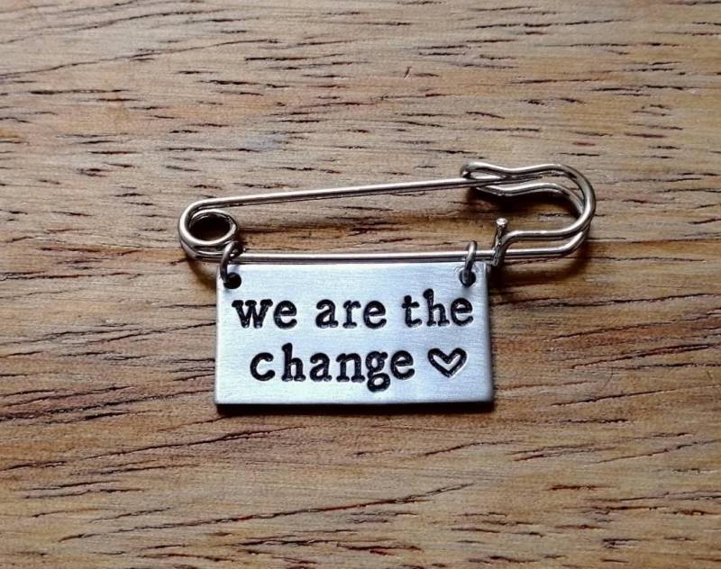 Kilt Sicherheitsnadel Brosche ~ Sei Die Veränderung, Polit/Vegan, Aktivist Handgemachter Schmuck Geschenk Kilt Sicherheitsnadel Brosche ~ Sei Die Veränderung, Polit/Vegan, Aktivist Handgemachter Schmuck Geschenk von YuniqueMetal