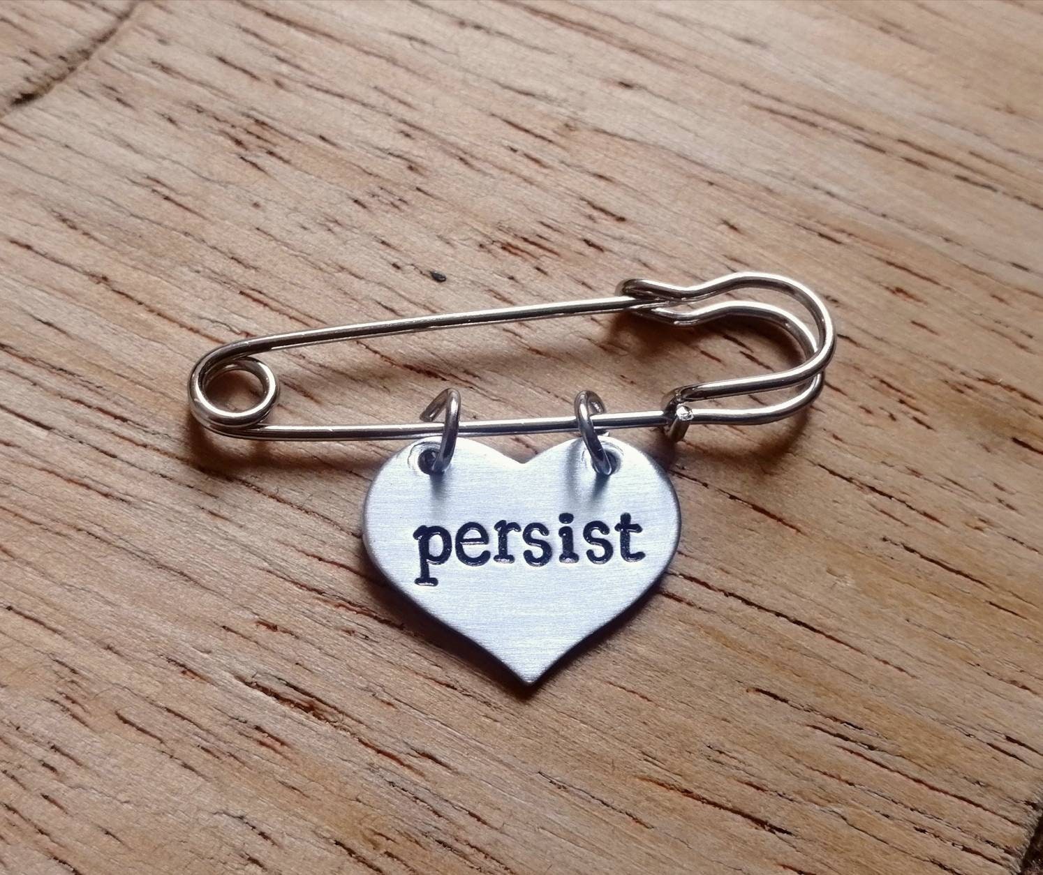 Persist ~ Herz Kilt Pin Sicherheitsnadel Brosche Abzeichen Feminist, Feminismus, Politisch, Resist Handgemachtes Hand Gestempelt Schmuck Accessoire Persist ~ Herz Kilt Pin Sicherheitsnadel Brosche Abzeichen Feminist, Feminismus, Politisch, Resist Handgemachtes Hand Gestempelt Schmuck Accessoire von YuniqueMetal