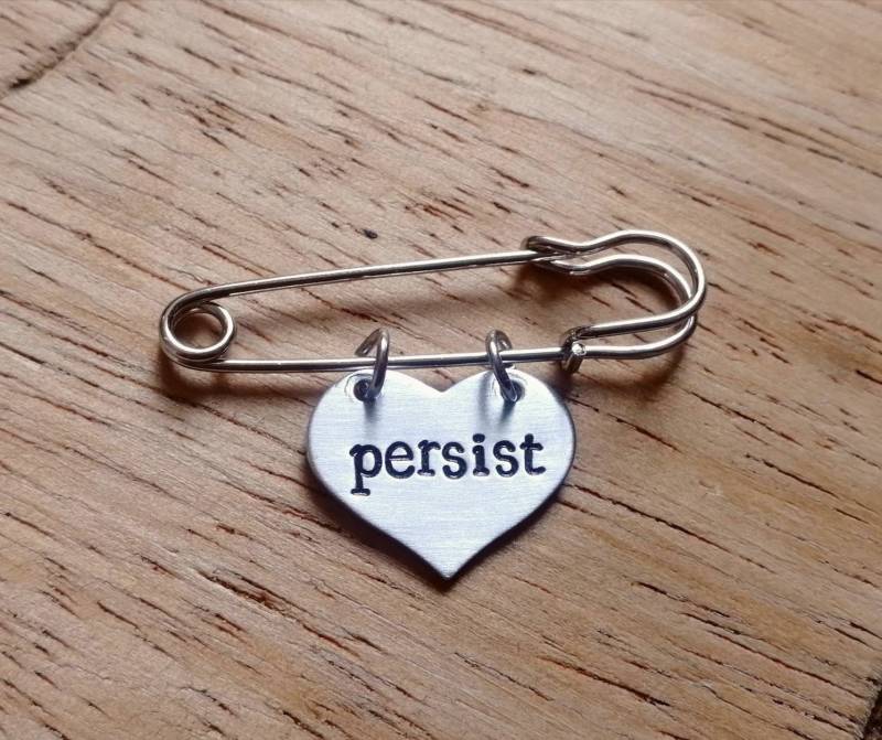 Persist ~ Herz Kilt Pin Sicherheitsnadel Brosche Abzeichen Feminist, Feminismus, Politisch, Resist Handgemachtes Hand Gestempelt Schmuck Accessoire von YuniqueMetal