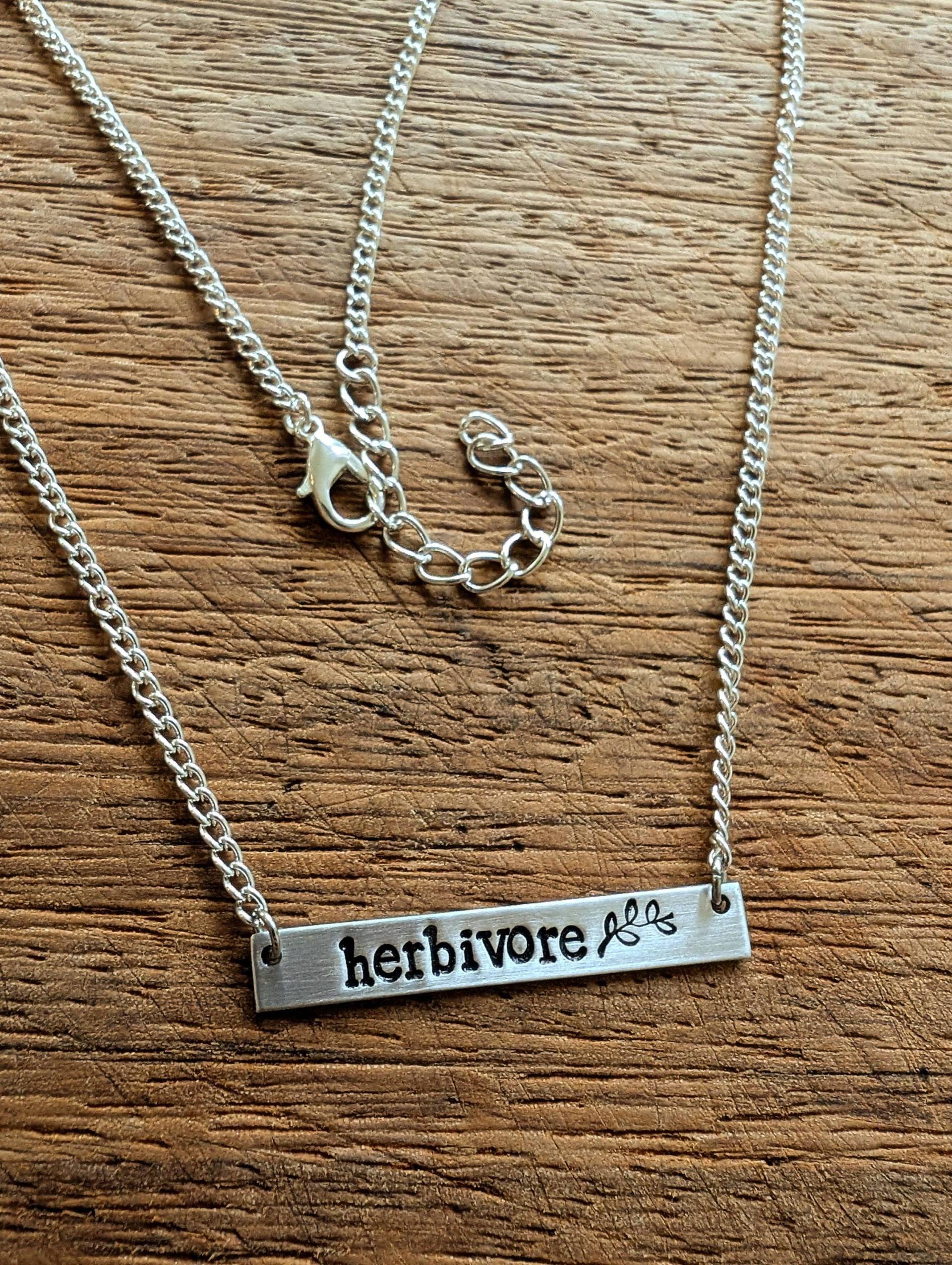 Pflanzenfresser ~ Handgestempelter Rechteckstab-Anhänger/Halskette Veganer Aktivist, Tierbefreiungs - Und Pflanzenprotest Schmuckschmuck Geschenk Pflanzenfresser ~ Handgestempelter Rechteckstab-Anhänger/Halskette Veganer Aktivist, Tierbefreiungs - Und Pflanzenprotest Schmuckschmuck Geschenk von YuniqueMetal