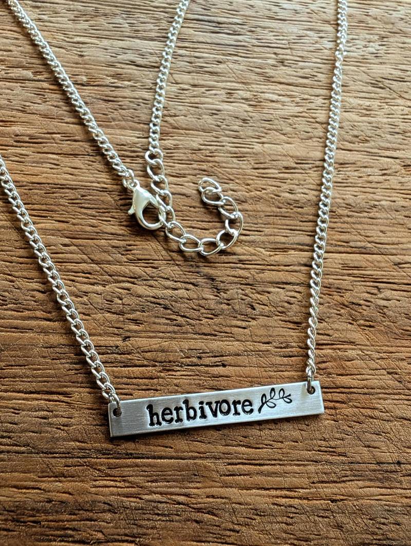 Pflanzenfresser ~ Handgestempelter Rechteckstab-Anhänger/Halskette Veganer Aktivist, Tierbefreiungs - Und Pflanzenprotest Schmuckschmuck Geschenk Pflanzenfresser ~ Handgestempelter Rechteckstab-Anhänger/Halskette Veganer Aktivist, Tierbefreiungs - Und Pflanzenprotest Schmuckschmuck Geschenk von YuniqueMetal