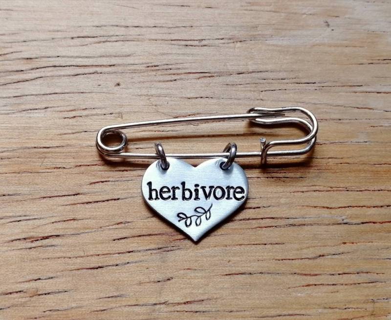 Pflanzenfresser ~ Handgestempelte Herzförmige Kiltnadel Brosche Abzeichen Vegan, Tierrechte, Aktivismus, Pflanzenbasiert Schmuck Accessoire Geschenk Pflanzenfresser ~ Handgestempelte Herzförmige Kiltnadel Brosche Abzeichen Vegan, Tierrechte, Aktivismus, Pflanzenbasiert Schmuck Accessoire Geschenk von YuniqueMetal
