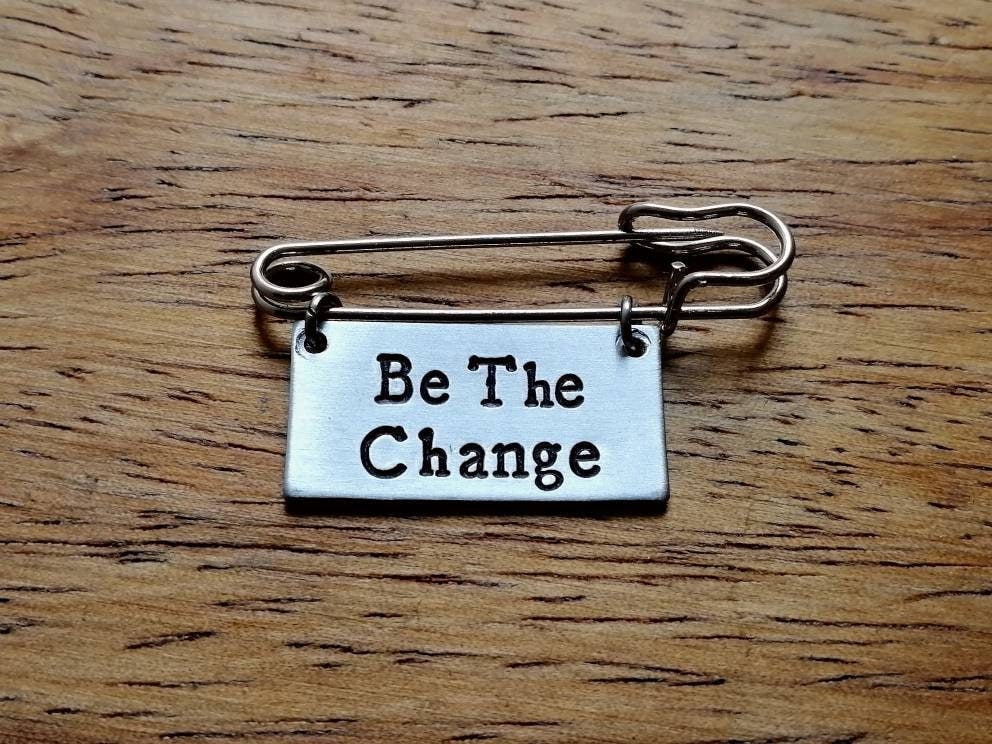 Sei Die Veränderung ~ Kiltnadel Sicherheitsnadel Brosche Abzeichen Politisch, Aktivistvegan Silber Hand Gestempelt Schmuck Accessoire Geschenk Sei Die Veränderung ~ Kiltnadel Sicherheitsnadel Brosche Abzeichen Politisch, Aktivistvegan Silber Hand Gestempelt Schmuck Accessoire Geschenk von YuniqueMetal