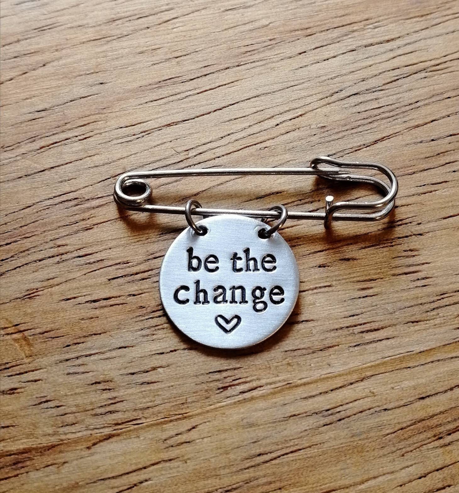 Sei Die Veränderung ~ Runder Kilt Pin Sicherheitsnadel Brosche Abzeichen Politisch, Aktivist, Vegan Hand Gestempelt Schmuck Accessoire Geschenk Sei Die Veränderung ~ Runder Kilt Pin Sicherheitsnadel Brosche Abzeichen Politisch, Aktivist, Vegan Hand Gestempelt Schmuck Accessoire Geschenk von YuniqueMetal