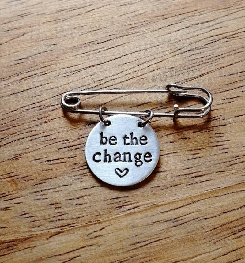 Sei Die Veränderung ~ Runder Kilt Pin Sicherheitsnadel Brosche Abzeichen Politisch, Aktivist, Vegan Hand Gestempelt Schmuck Accessoire Geschenk Sei Die Veränderung ~ Runder Kilt Pin Sicherheitsnadel Brosche Abzeichen Politisch, Aktivist, Vegan Hand Gestempelt Schmuck Accessoire Geschenk von YuniqueMetal