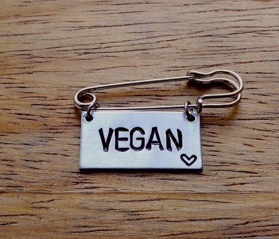 Vegan ~ Hand Gestempelt Rechteckig Kiltnadel Sicherheitsnadel Brosche Abzeichen Silber Schmuck Accessoire Geschenk Vegan ~ Hand Gestempelt Rechteckig Kiltnadel Sicherheitsnadel Brosche Abzeichen Silber Schmuck Accessoire Geschenk von YuniqueMetal