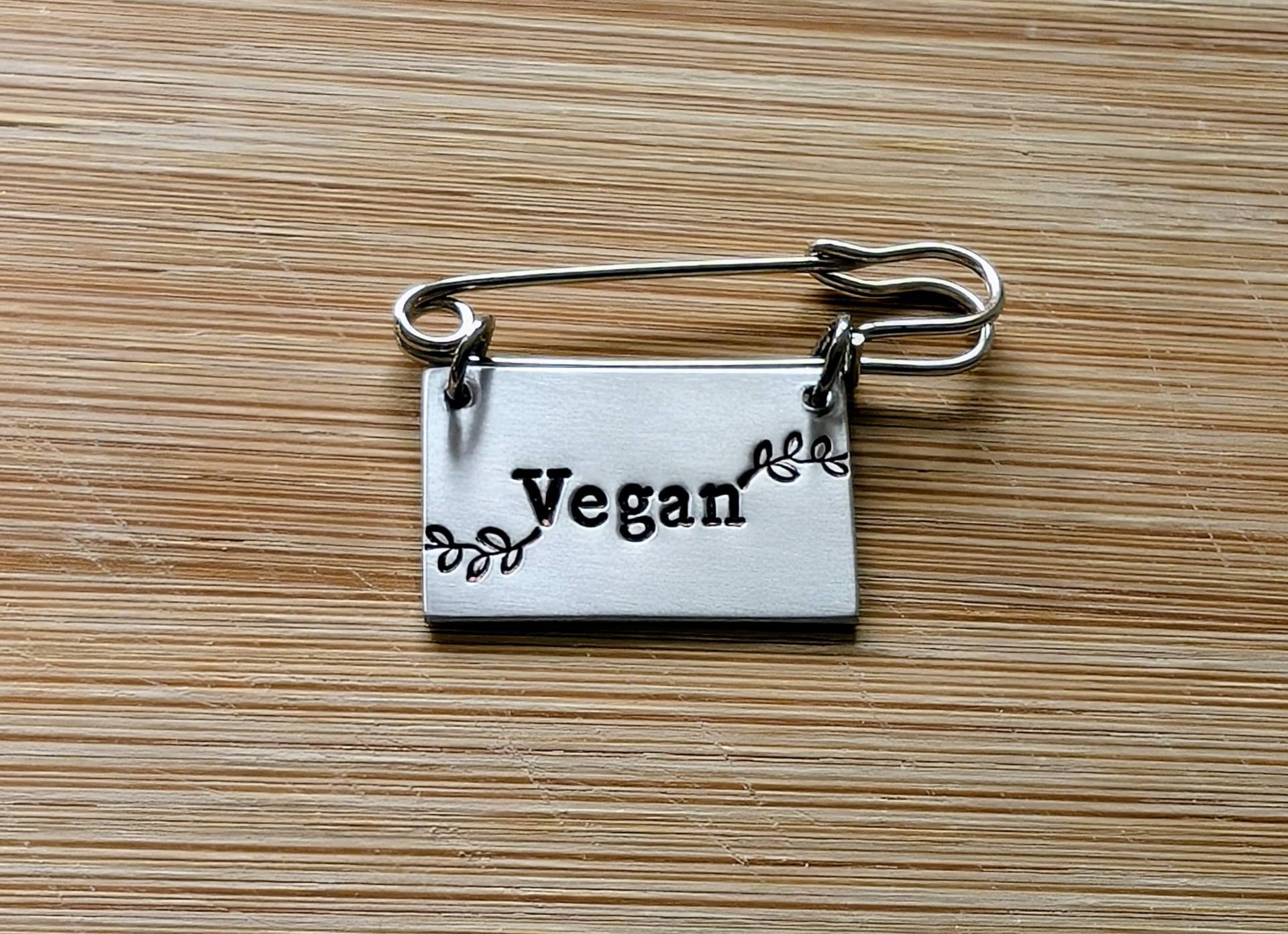 Vegan ~ Handgestempelte Kiltnadel Sicherheitsnadel Brosche Abzeichen Tierbefreiung, Rechte, Aktivist, Pflanzenfresser Schmuck Accessoire Geschenk Vegan ~ Handgestempelte Kiltnadel Sicherheitsnadel Brosche Abzeichen Tierbefreiung, Rechte, Aktivist, Pflanzenfresser Schmuck Accessoire Geschenk von YuniqueMetal