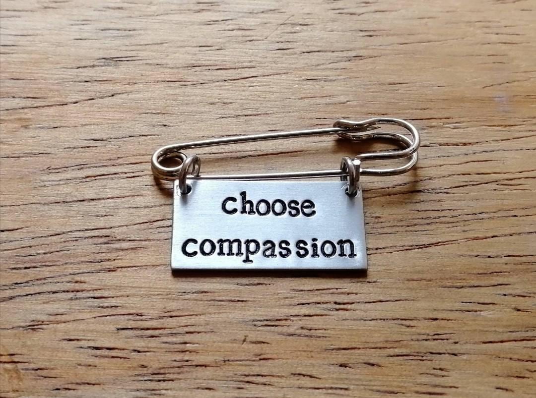 Wählen Sie Mitgefühl ~ Handgestempelte Kiltnadel Sicherheitsnadel Brosche Abzeichen Menschenrechte, Tierrechte, Vegan Schmuck Accessoire Geschenk Wählen Sie Mitgefühl ~ Handgestempelte Kiltnadel Sicherheitsnadel Brosche Abzeichen Menschenrechte, Tierrechte, Vegan Schmuck Accessoire Geschenk von YuniqueMetal