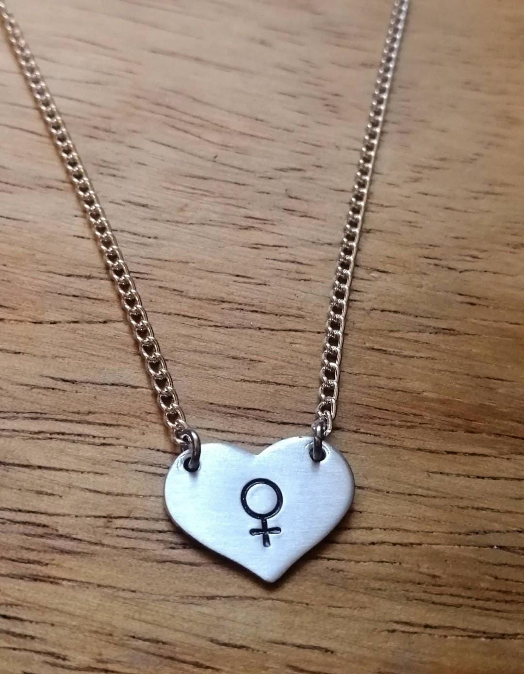 Weibliche Venus Symbol ~ Herzförmige Anhänger Halskette Feminismus, Feminist, Frau, Göttin Silber Schmuck Geschenk Weibliche Venus Symbol ~ Herzförmige Anhänger Halskette Feminismus, Feminist, Frau, Göttin Silber Schmuck Geschenk von YuniqueMetal