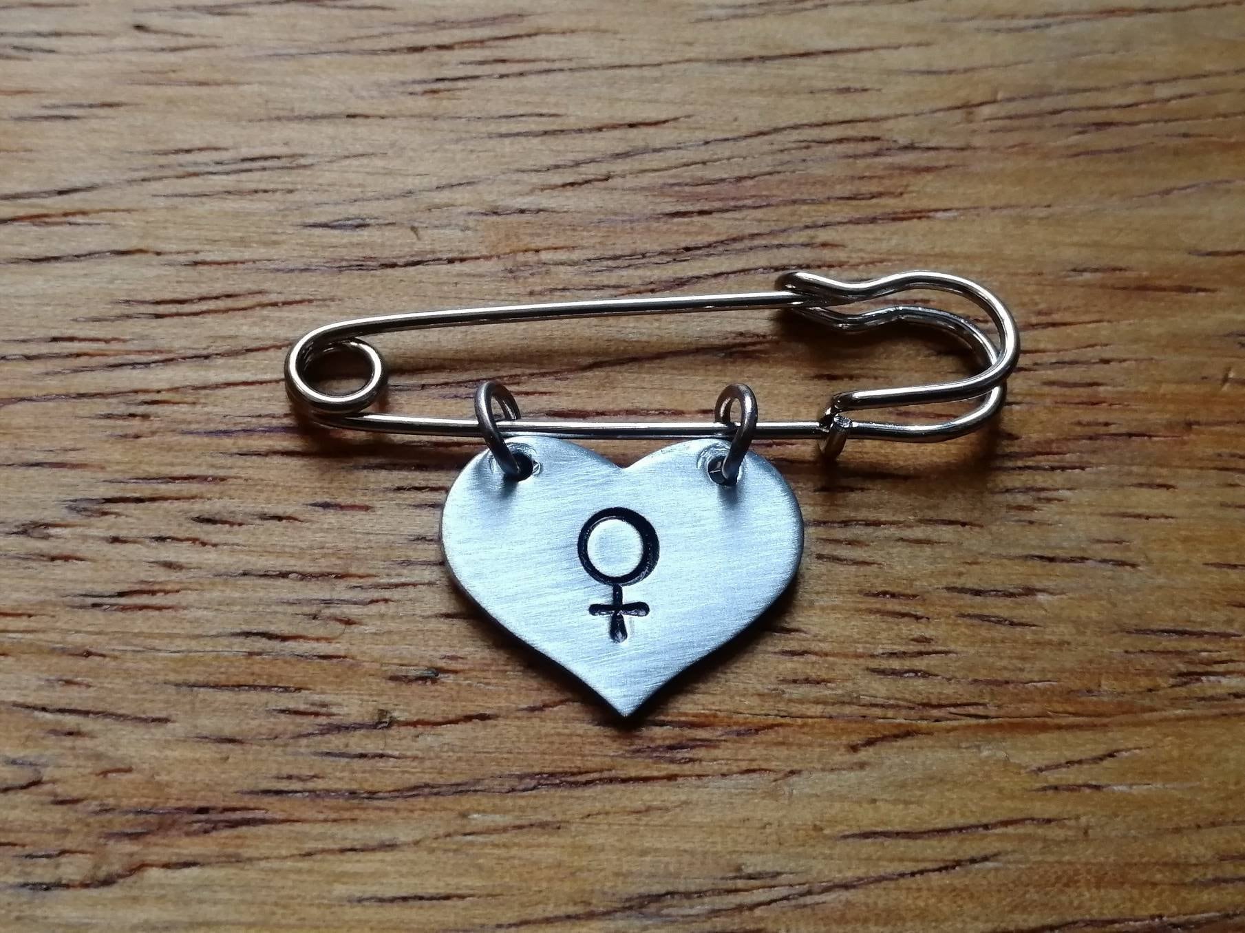 Weibliches Venus Symbol ~ Hand Gestempelt Herz Kilt Pin Brosche Abzeichen Feminist, Feminismus, Frau, Göttin Handgemachter Schmuck Accessoire Weibliches Venus Symbol ~ Hand Gestempelt Herz Kilt Pin Brosche Abzeichen Feminist, Feminismus, Frau, Göttin Handgemachter Schmuck Accessoire von YuniqueMetal