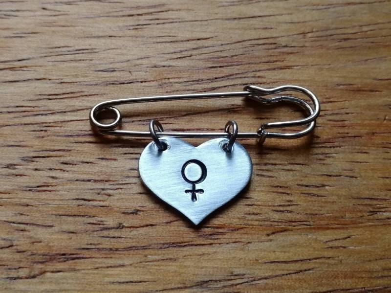 Weibliches Venus Symbol ~ Hand Gestempelt Herz Kilt Pin Brosche Abzeichen Feminist, Feminismus, Frau, Göttin Handgemachter Schmuck Accessoire Weibliches Venus Symbol ~ Hand Gestempelt Herz Kilt Pin Brosche Abzeichen Feminist, Feminismus, Frau, Göttin Handgemachter Schmuck Accessoire von YuniqueMetal