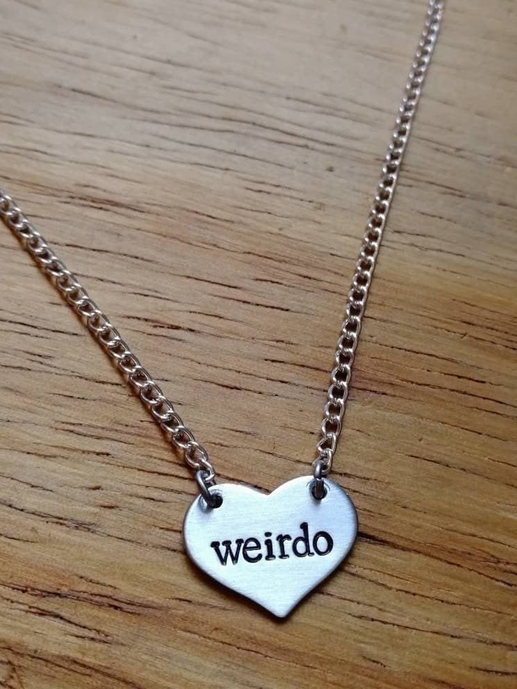 Weirdo ~ Handgestempelte Herzförmige Anhänger-Halskette Bleiben Sie Seltsam, Schrullig, Wir Sind Die Seltsamen Herr, Alternative Schmuck Geschenk Weirdo ~ Handgestempelte Herzförmige Anhänger-Halskette Bleiben Sie Seltsam, Schrullig, Wir Sind Die Seltsamen Herr, Alternative Schmuck Geschenk von YuniqueMetal