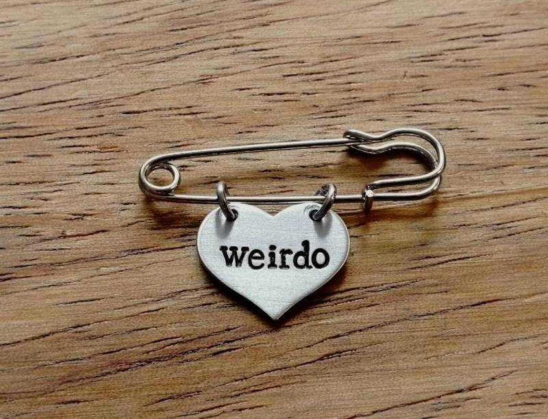 Weirdo ~ Herzförmige Kiltnadel Sicherheitsnadel Brosche Abzeichen Bleiben Sie Seltsam Silber Handgefertigter Handgestempelter Schmuck Accessoire Weirdo ~ Herzförmige Kiltnadel Sicherheitsnadel Brosche Abzeichen Bleiben Sie Seltsam Silber Handgefertigter Handgestempelter Schmuck Accessoire von YuniqueMetal