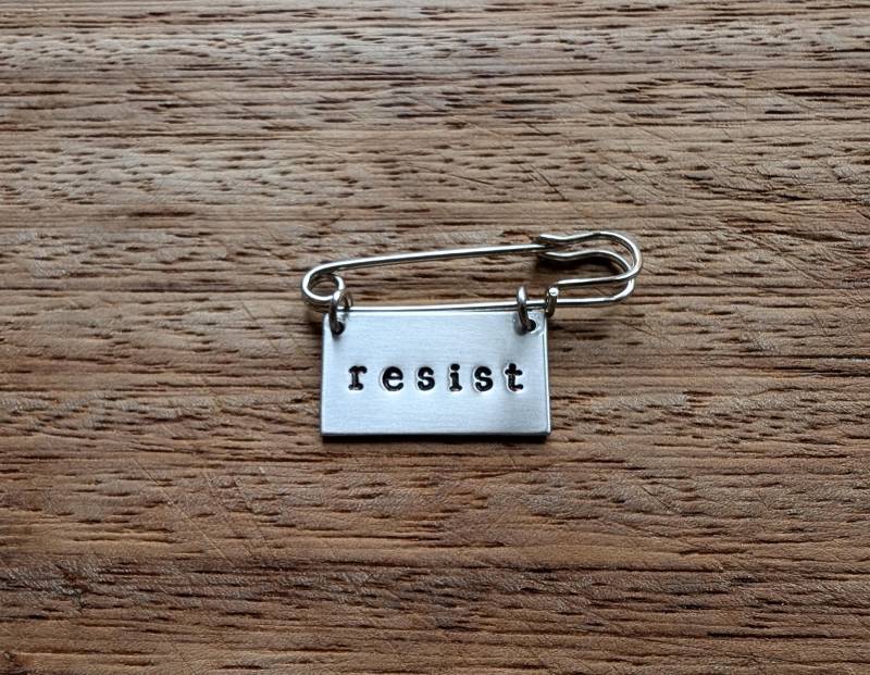 Widerstand ~ Kiltnadel Sicherheitsnadel Brosche Abzeichen Politisch, Gleichheit, Feminist, Persist Handgestempeltes Schmuckschmuck Accessoire Widerstand ~ Kiltnadel Sicherheitsnadel Brosche Abzeichen Politisch, Gleichheit, Feminist, Persist Handgestempeltes Schmuckschmuck Accessoire von YuniqueMetal