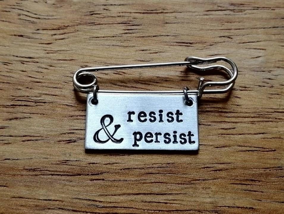 Widerstehen Und Bestehen ~ Kiltnadel Brosche Abzeichen Politisch, Feministisch, Sie Beharrte, Ich Stehe Auf Silber Hand Gestempelt Schmuck Accessoire Widerstehen Und Bestehen ~ Kiltnadel Brosche Abzeichen Politisch, Feministisch, Sie Beharrte, Ich Stehe Auf Silber Hand Gestempelt Schmuck Accessoire von YuniqueMetal