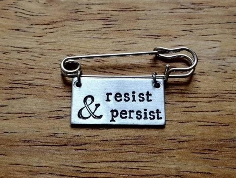 Widerstehen Und Bestehen ~ Kiltnadel Brosche Abzeichen Politisch, Feministisch, Sie Beharrte, Ich Stehe Auf Silber Hand Gestempelt Schmuck Accessoire Widerstehen Und Bestehen ~ Kiltnadel Brosche Abzeichen Politisch, Feministisch, Sie Beharrte, Ich Stehe Auf Silber Hand Gestempelt Schmuck Accessoire von YuniqueMetal
