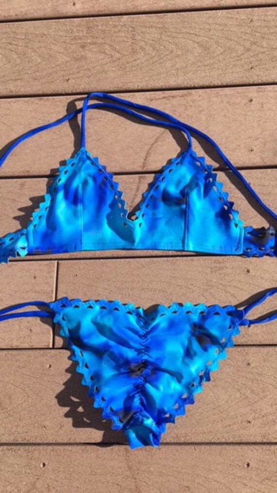 Blauer Druck Ausschnitt Bademode Blauer Druck Ausschnitt Bademode von YuvaSwimwear