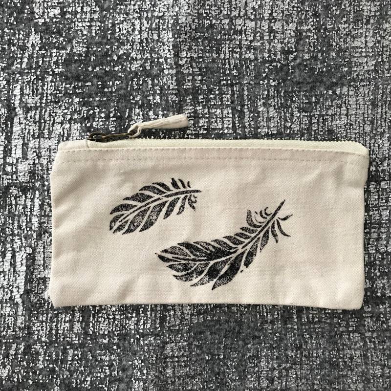 Zip Bag // Beige Mit Schwarz Glitzernden Federn Größe S von YvestStyles