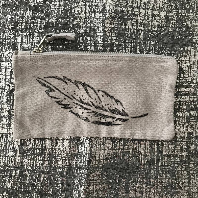 Zip Bag // Grau Mit Schwarz Glitzernder Feder Größe S von YvestStyles