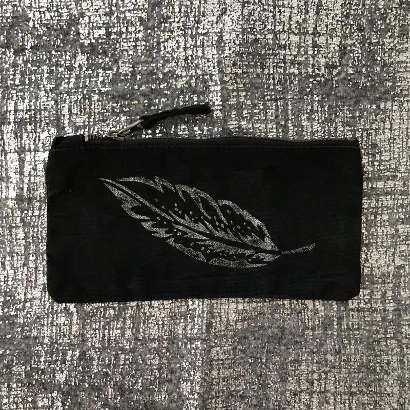 Zip Bag // Schwarz Mit Silber Glitzernder Feder Größe S von YvestStyles