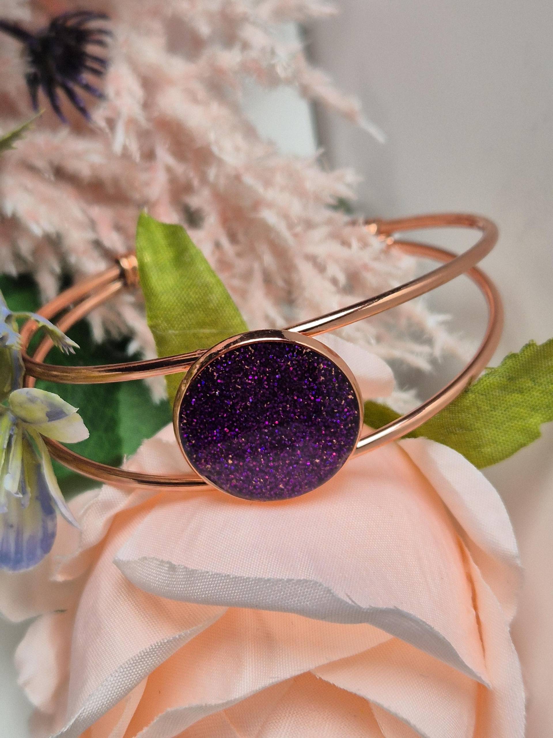 Armreif Lilaglitzer Edelstahl Offen Roségoldfarben Cabochon Aus Uv-Resin Wunderschöner Farbschimmer Edler Armreif Lilaglitzer Edelstahl Offen Roségoldfarben Cabochon Aus Uv-Resin Wunderschöner Farbschimmer Edler von YviCreation