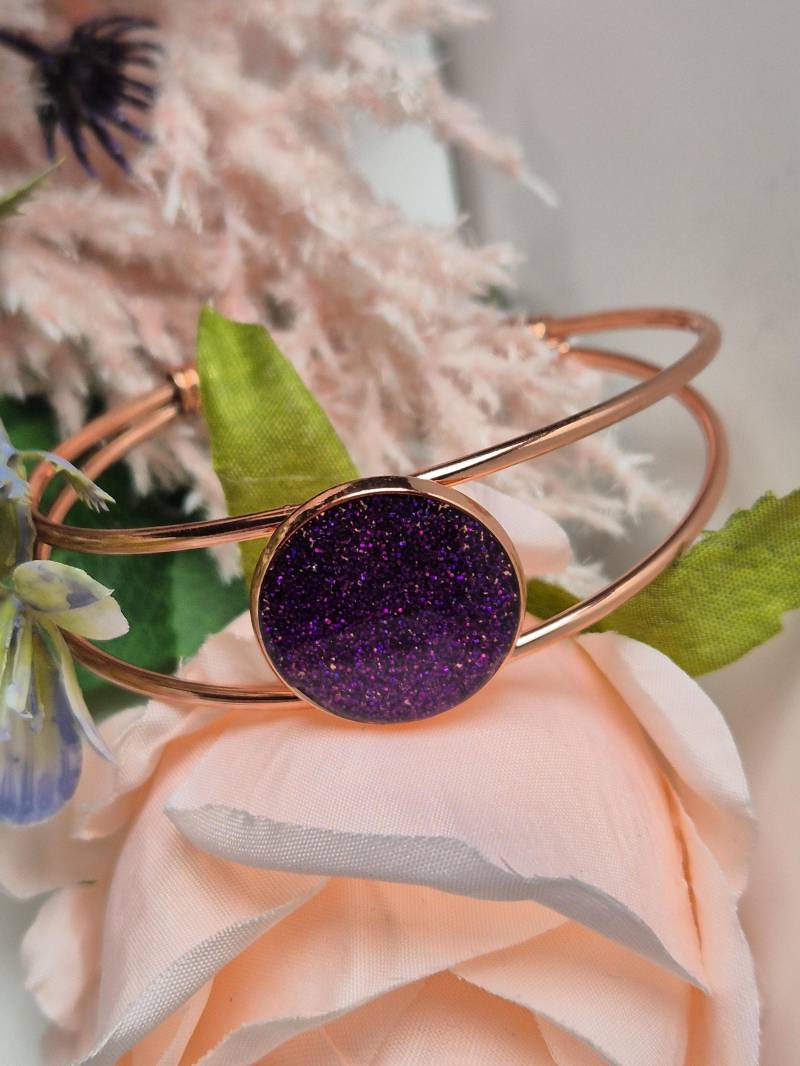 Armreif Lilaglitzer Edelstahl Offen Roségoldfarben Cabochon Aus Uv-Resin Wunderschöner Farbschimmer Edler Armreif Lilaglitzer Edelstahl Offen Roségoldfarben Cabochon Aus Uv-Resin Wunderschöner Farbschimmer Edler von YviCreation