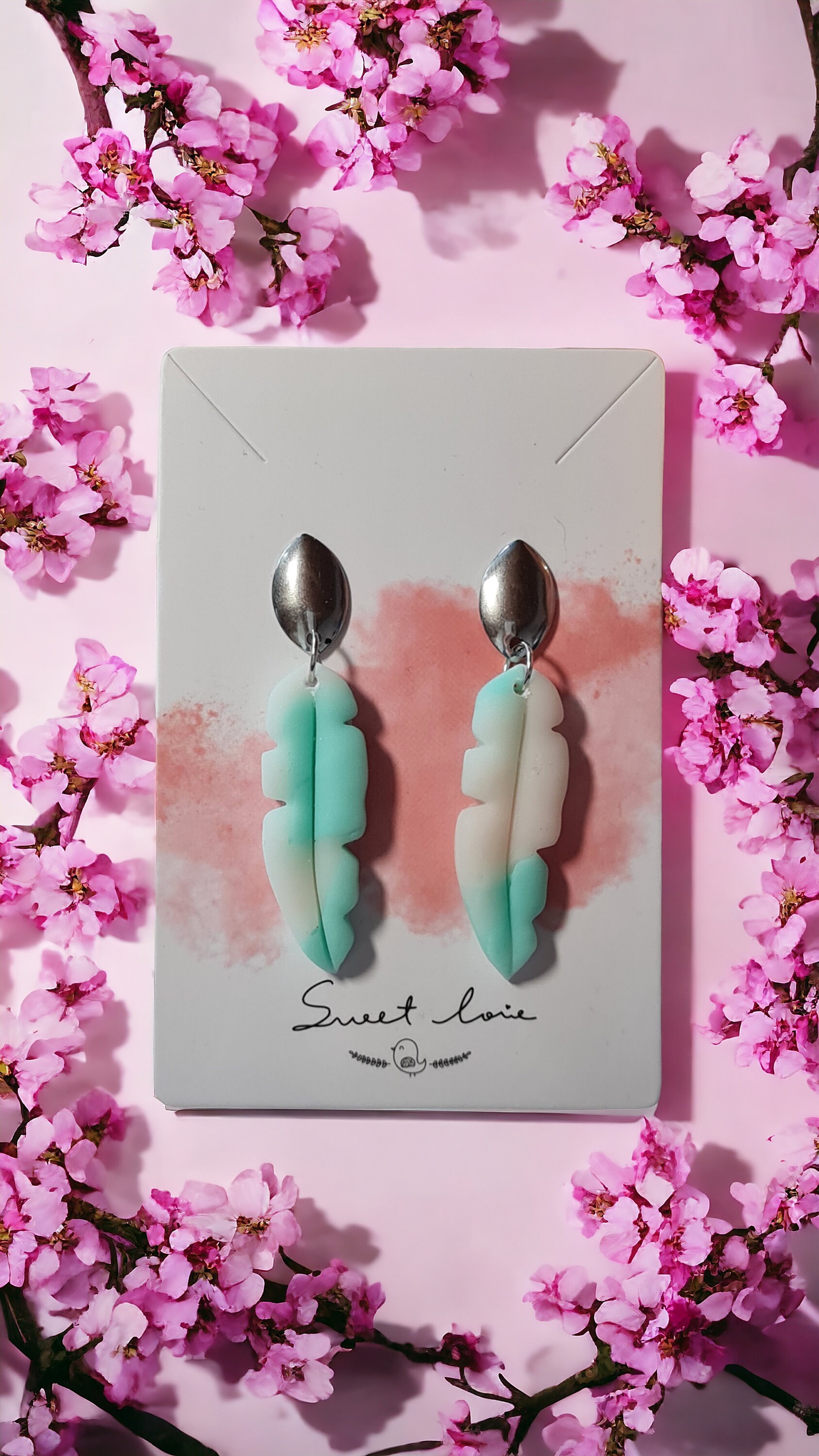 Handgefertigte Polymer Clay Ohrringe - Feder Türkis Weiß Pastell Elegant Dezent Schöne Geschenkidee Hängeohrringe Klein Unikat von YviCreation