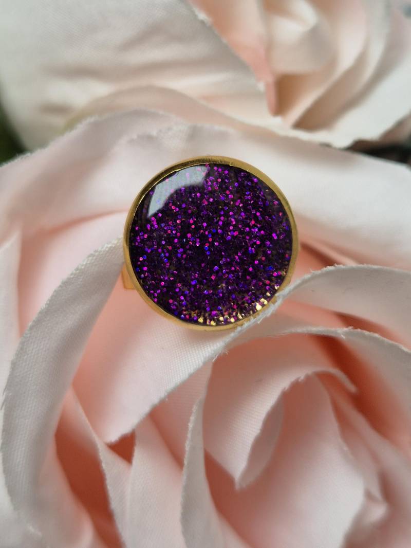 Ring Lilaglitzer Edelstahl Verstellbar Goldfarben Cabochon Aus Uv-Resin Wunderschöner Farbschimmer Statement Ring Lilaglitzer Edelstahl Verstellbar Goldfarben Cabochon Aus Uv-Resin Wunderschöner Farbschimmer Statement von YviCreation