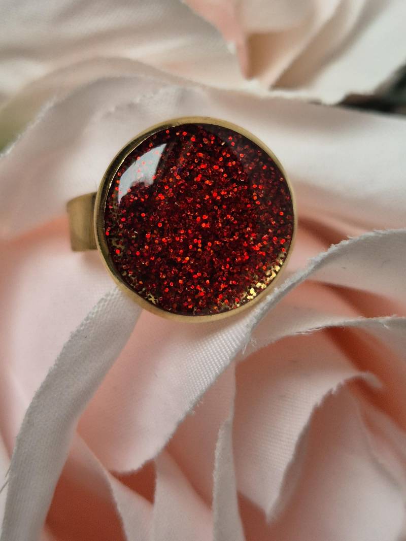 Ring Rotglitzer Edelstahl Verstellbar Goldfarben Cabochon Aus Uv-Resin Wunderschöner Farbschimmer Statement von YviCreation