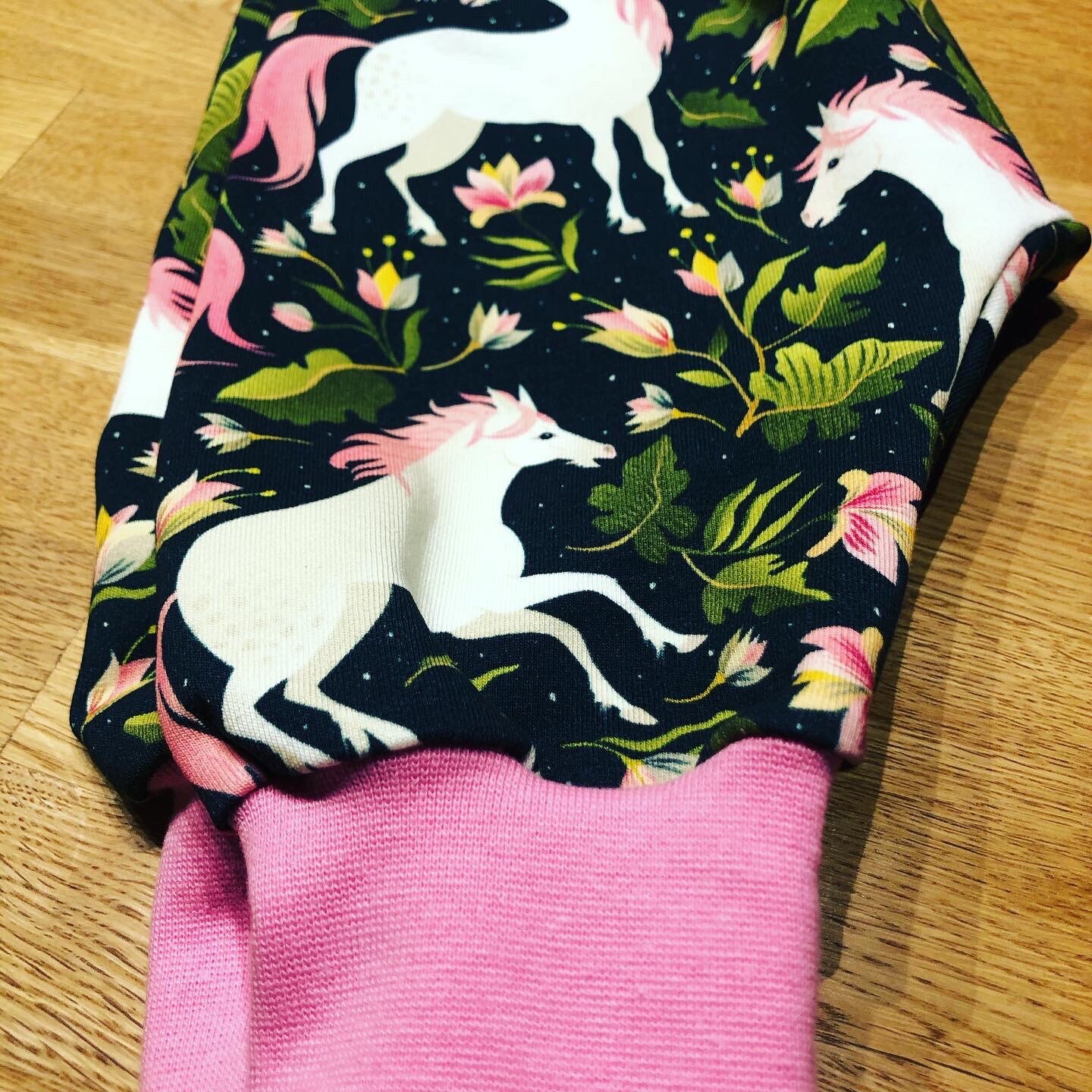 Überraschungsbox Bestehend Aus Einer Pumphose, Einem Halstuch Und Beanie Überraschungsbox Bestehend Aus Einer Pumphose, Einem Halstuch Und Beanie von YviKiwiYvi