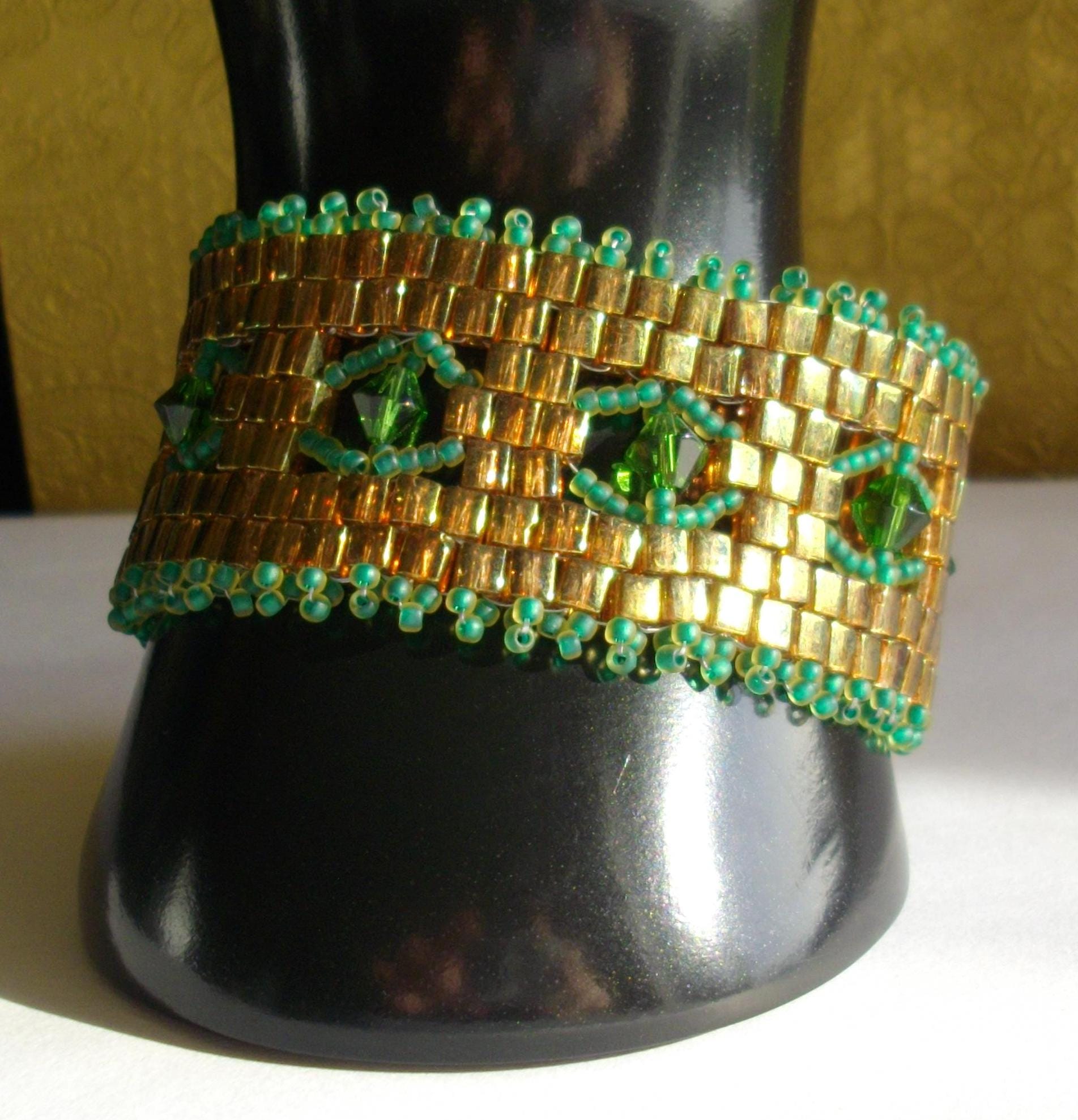 Armband Aus Glasperlen Würfel, Glasschliff Und Rocailles Mit Fenstern Knopfverschluss in Grün-/Goldfarben Armband Aus Glasperlen Würfel, Glasschliff Und Rocailles Mit Fenstern Knopfverschluss in Grün-/Goldfarben von YvonKreationen