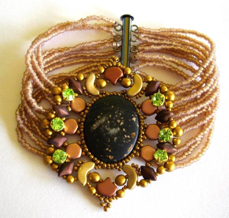 Gefädeltes Armband Mit Schmuckornament Und Rocailles, Glitzersteinen Glasperlen in Braun/Gold/Rosé-Farben Metallschiebeverschluss von YvonKreationen