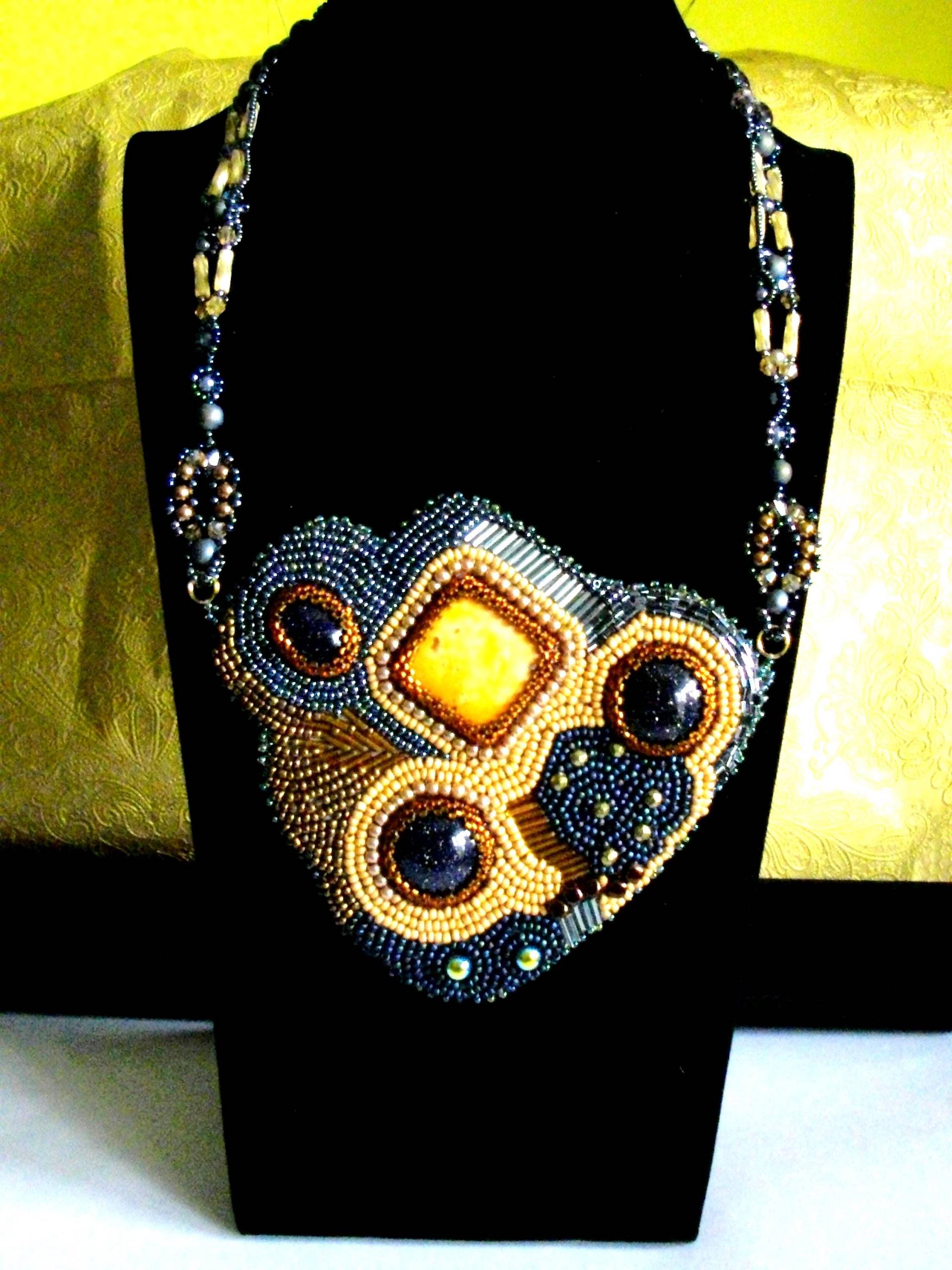 Kette Mit Großem Schildanhänger, Statement Bead Embroidery, Perlenstickerei Kette Mit Großem Schildanhänger, Statement Bead Embroidery, Perlenstickerei von YvonKreationen