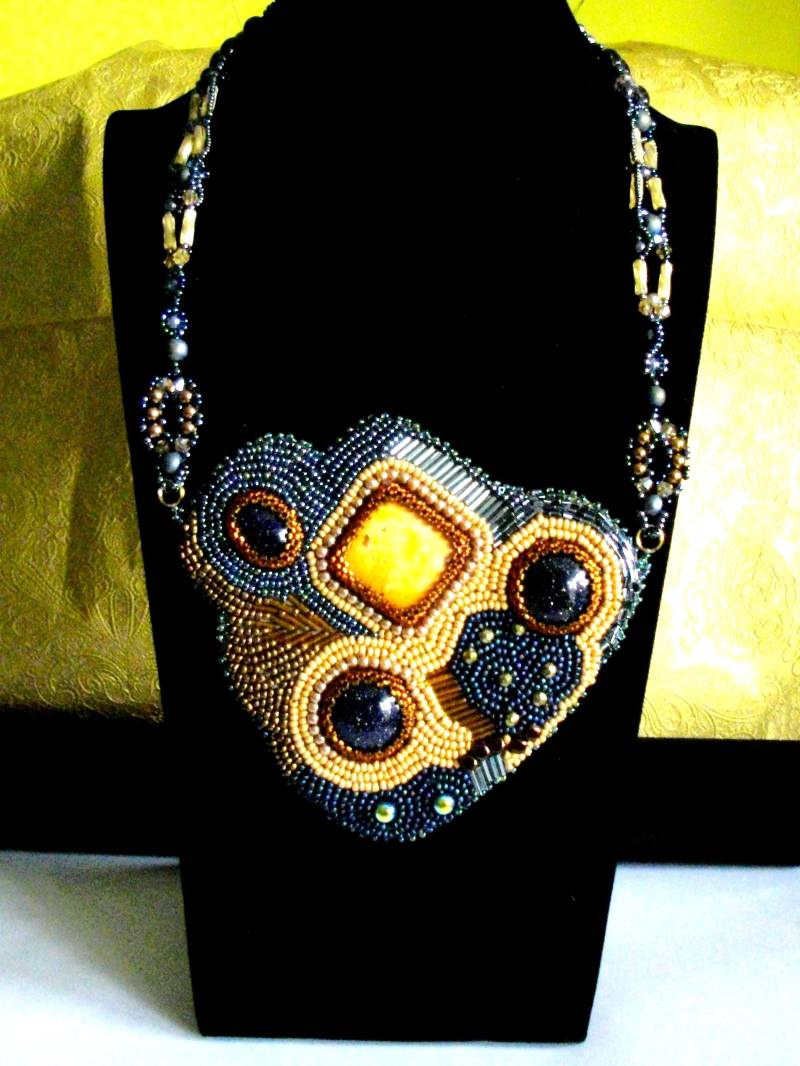 Kette Mit Großem Schildanhänger, Statement Bead Embroidery, Perlenstickerei Kette Mit Großem Schildanhänger, Statement Bead Embroidery, Perlenstickerei von YvonKreationen