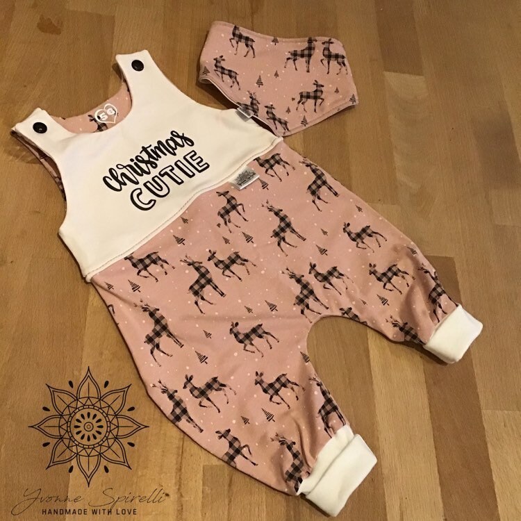 Weihnachtliches Babyset | Jersey Romper Strampler Und Halstuch Christmas Cutie Größe 56 von YvonneSpirelli