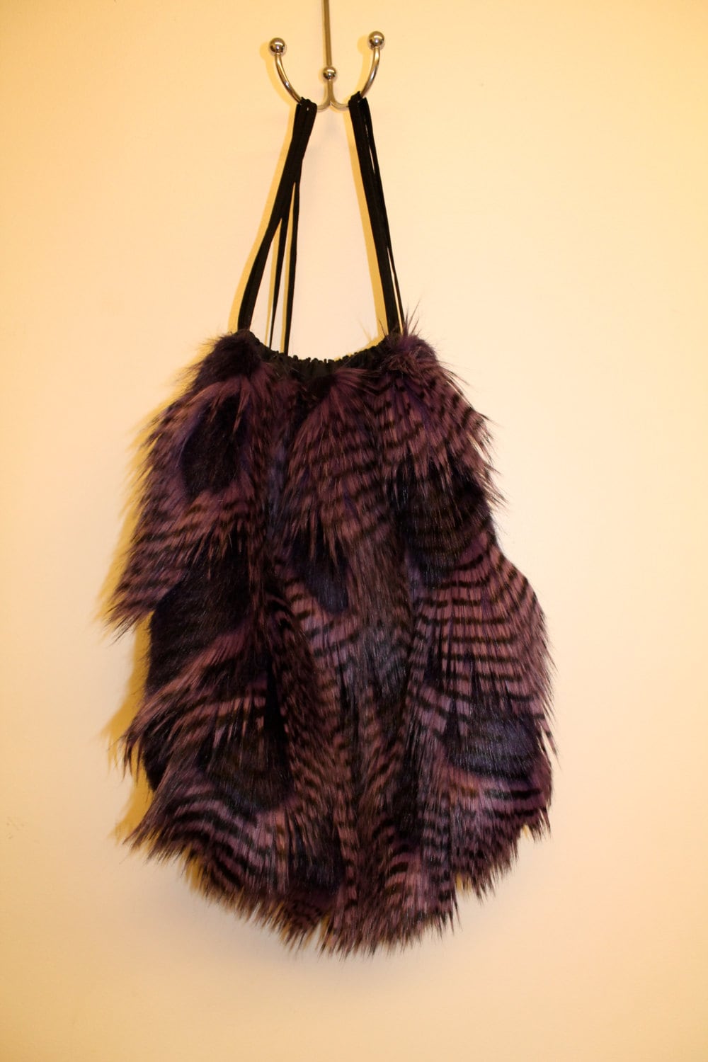 Gefiederte Kunstfell-Rucksack von YvonneofSanFrancisco
