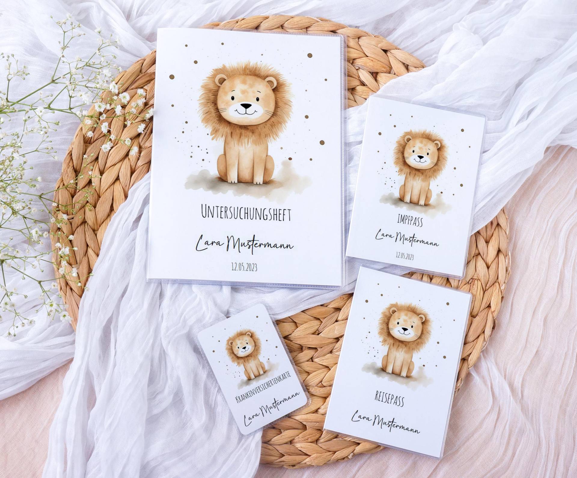 U-Heft Und Impfpass Hülle Personalisiert Löwe Punkte Geschenk Zur Geburt, Schutzhülle Mit Namen, Geschenkidee Für Babys, Mädchen Junge von YvonnesPapierTraeume