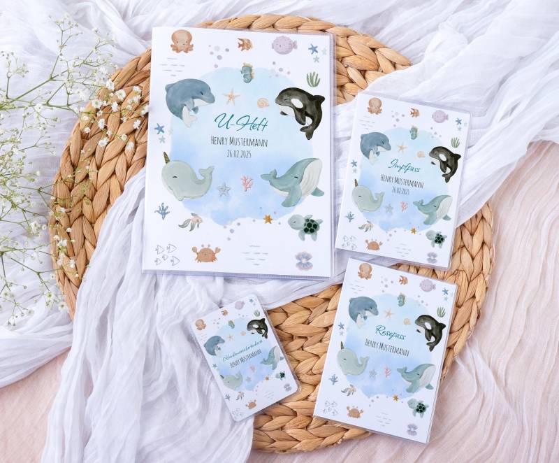 U-Heft Und Impfpass Hülle Personalisiert Unter Wasser Wale Schutzhülle Mit Namen Geschenk Für Geburt Junge Mädchen von YvonnesPapierTraeume