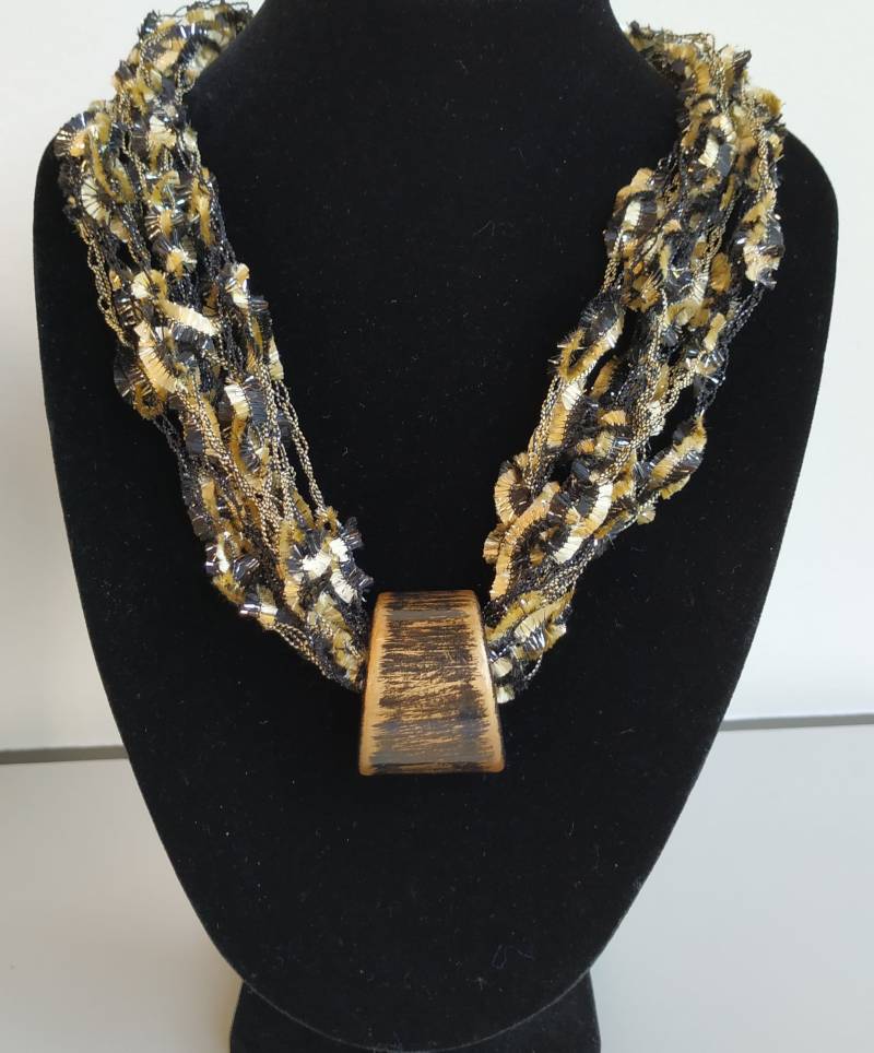Festliche Halskette Aus Schwarzgold Mit Schalbrosche Festliche Halskette Aus Schwarzgold Mit Schalbrosche von YvonsTextileJewelry