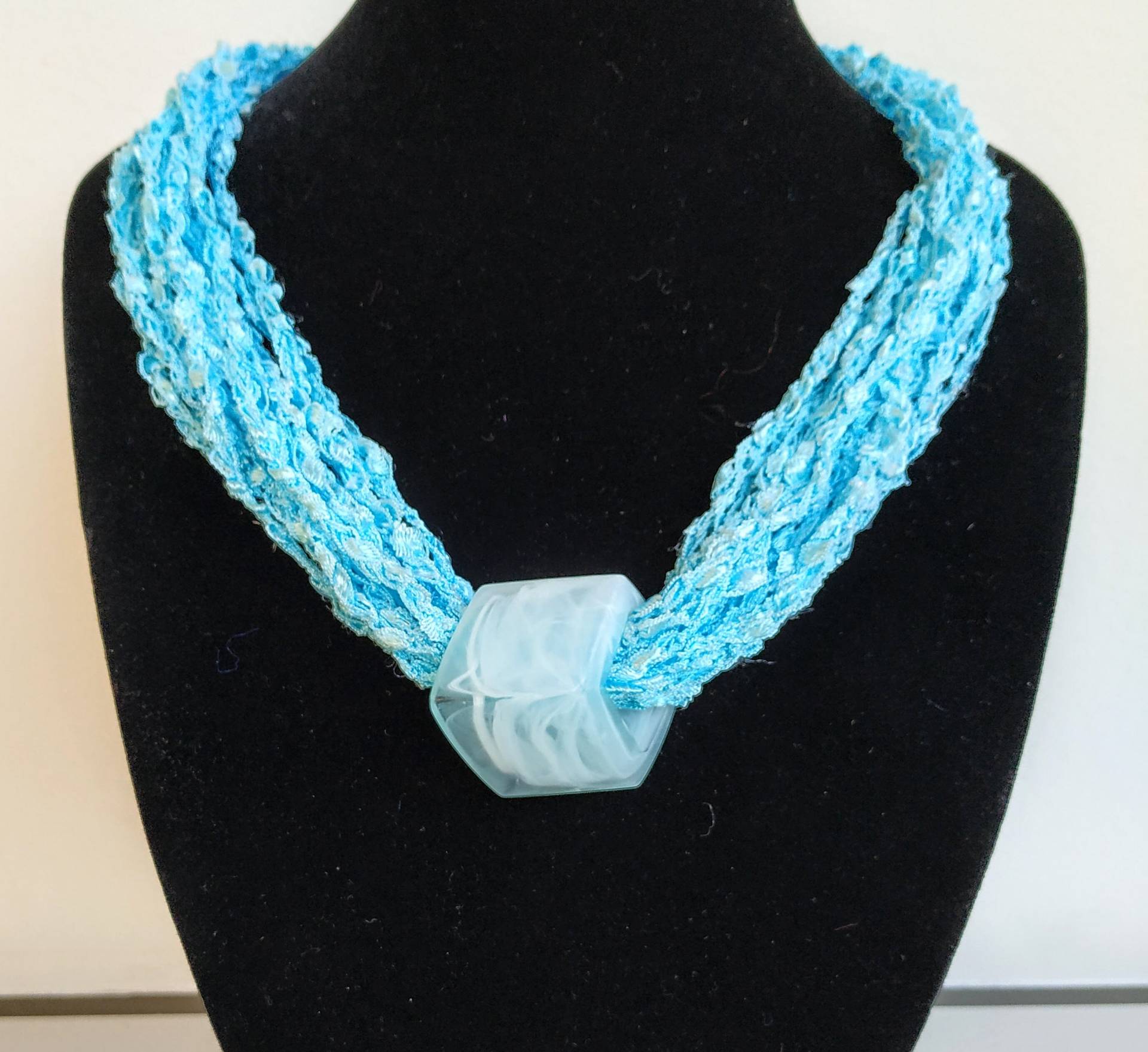 Schöne Azurblaue Halskette Mit 3D-Würfel Schöne Azurblaue Halskette Mit 3D-Würfel von YvonsTextileJewelry