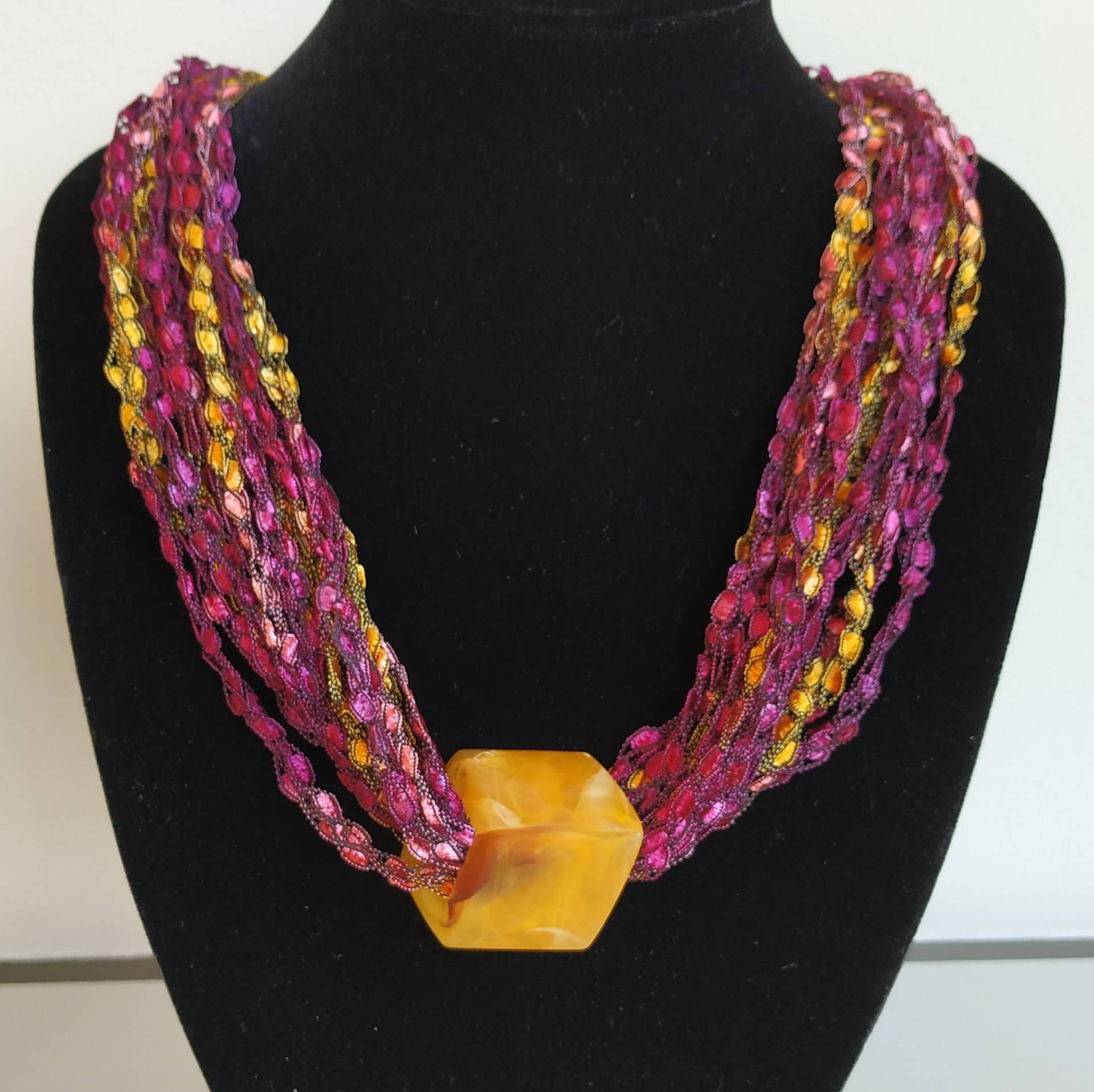 Schöne Halskette in Pink-Rot-Gelb Mit Ockergelbem 3D-Würfel Schöne Halskette in Pink-Rot-Gelb Mit Ockergelbem 3D-Würfel von YvonsTextileJewelry