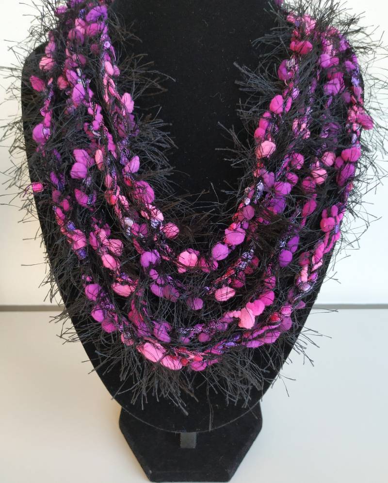 Wunderschöne Auffällige Halskette in Schwarz Und Pink Wunderschöne Auffällige Halskette in Schwarz Und Pink von YvonsTextileJewelry