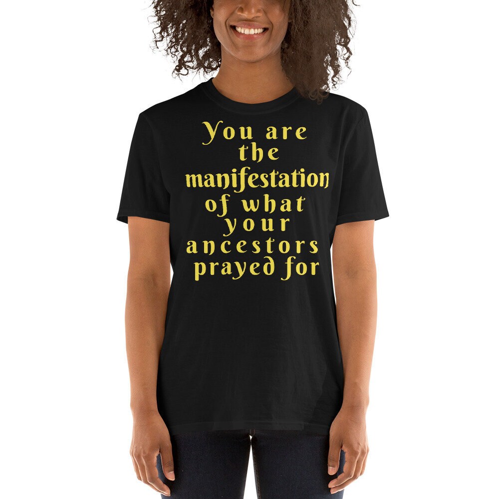 Sie Sind Die Manifestation Von Dem, Wofür Ihre Vorfahren Betet Haben' Kurzärmeliges Unisex-T-Shirt Sie Sind Die Manifestation Von Dem, Wofür Ihre Vorfahren Betet Haben' Kurzärmeliges Unisex-T-Shirt von YwahPieces