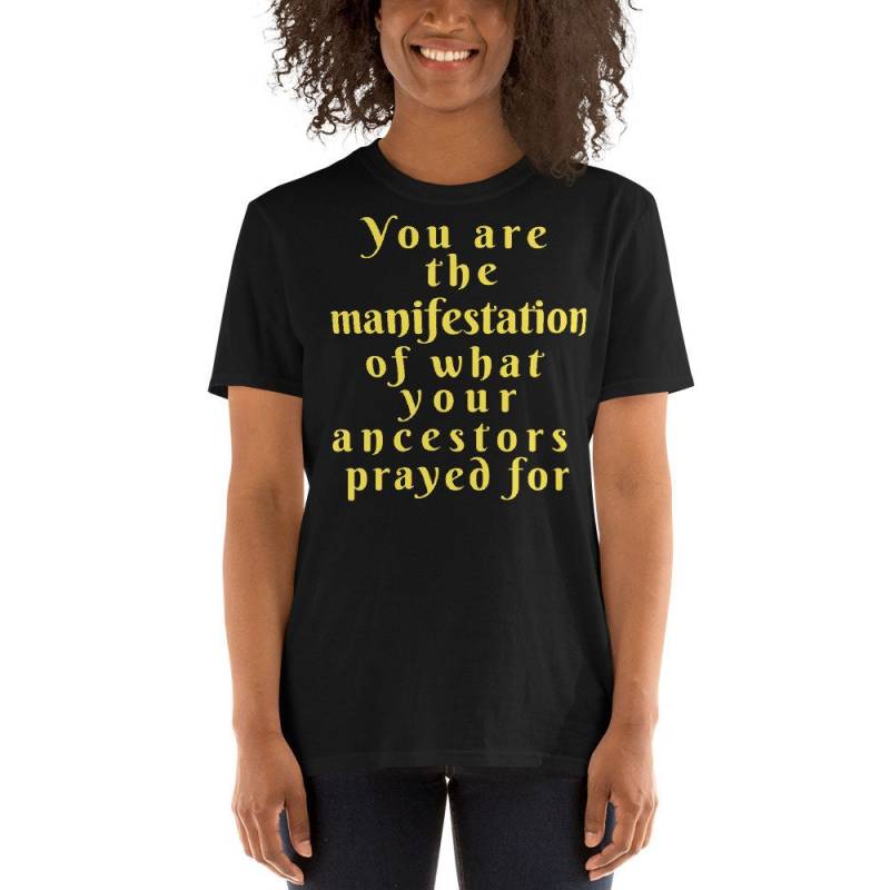 Sie Sind Die Manifestation Von Dem, Wofür Ihre Vorfahren Betet Haben' Kurzärmeliges Unisex-T-Shirt von YwahPieces