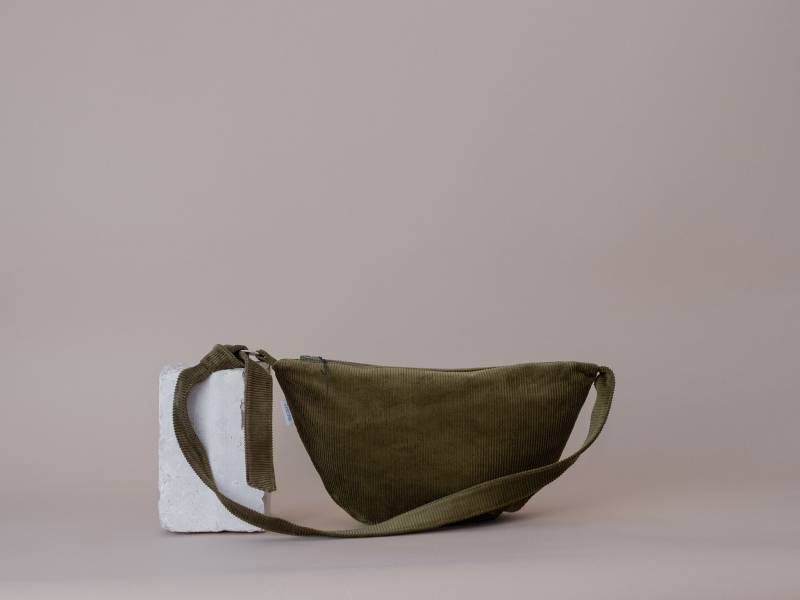 Halbmondtasche Cord Olivgrün Halbmondtasche Cord Olivgrün von ZACAMO
