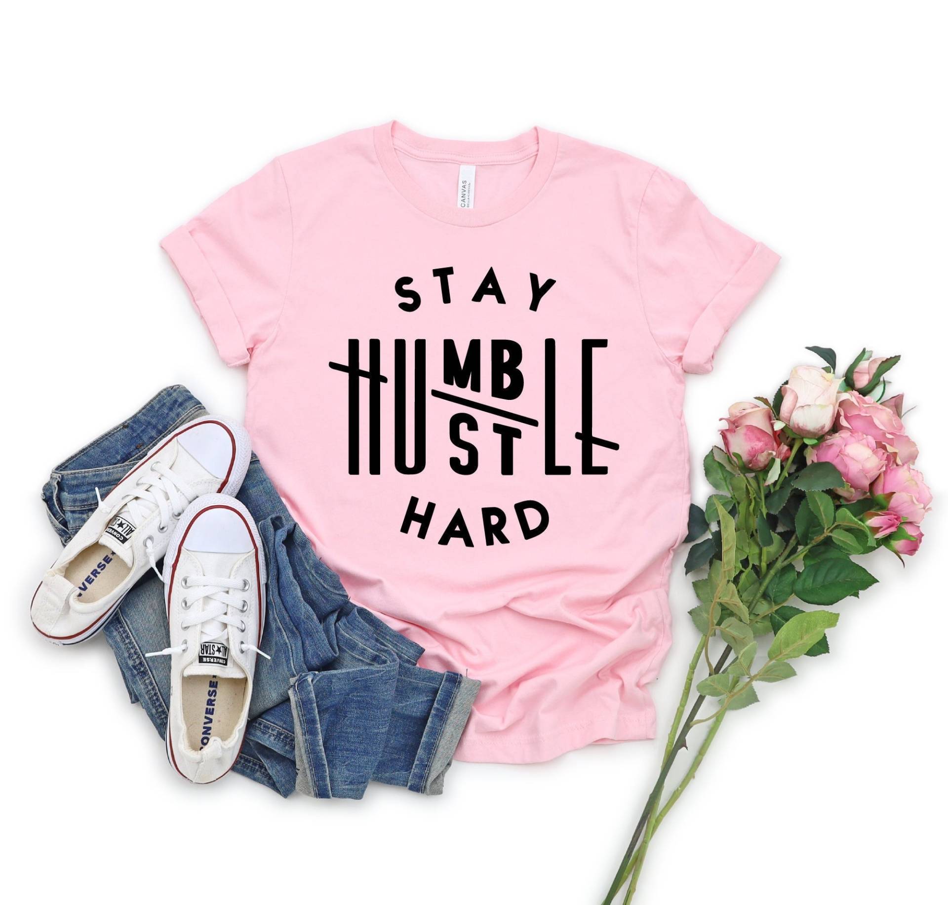 Bleiben Sie Bescheidenen Hustle Hartes Shirt, Boss T-Shirt, Süßes Hustler Damen Inspirational Workout Girl Shirt von ZACustomApparel